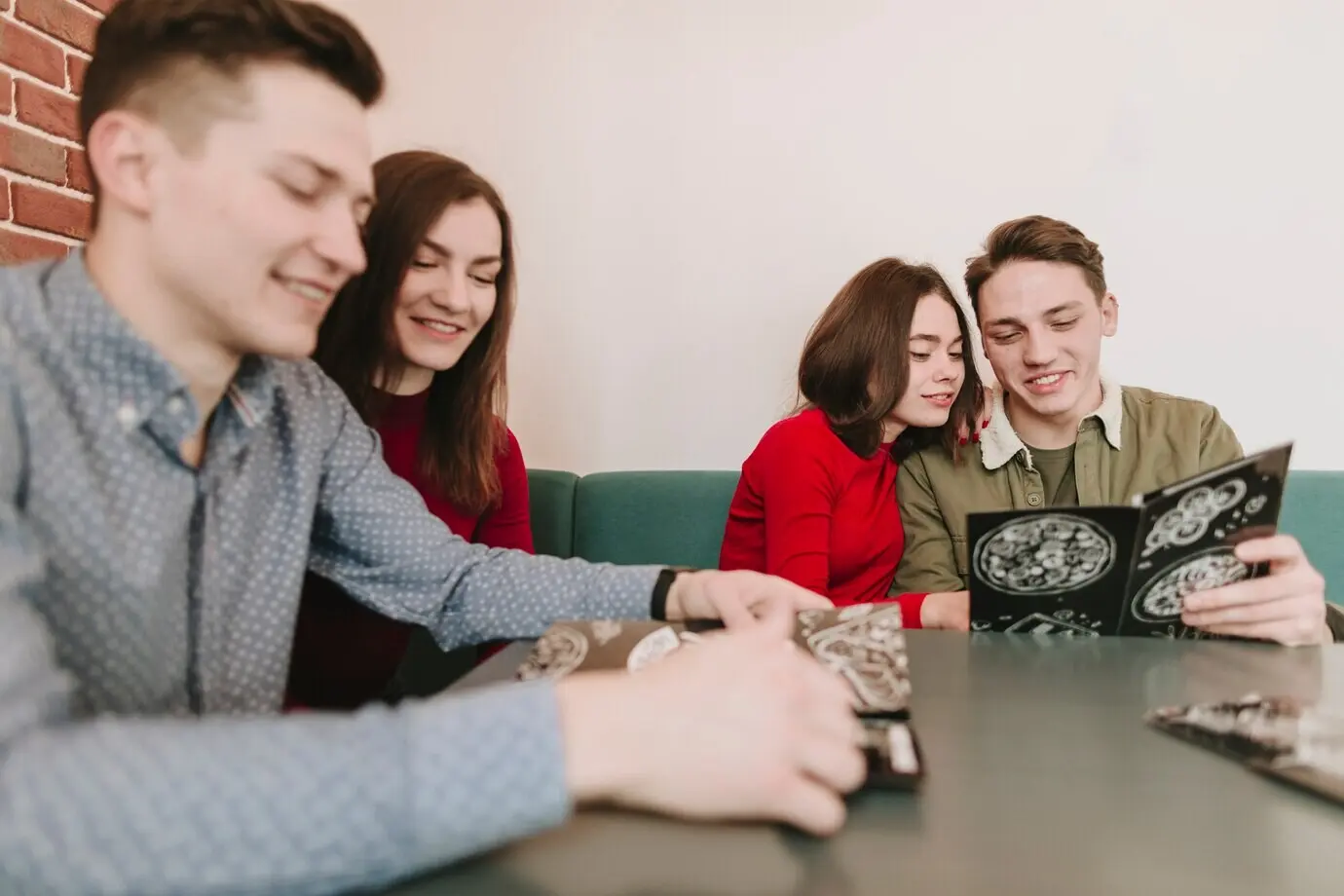 Компания друзей в ресторане